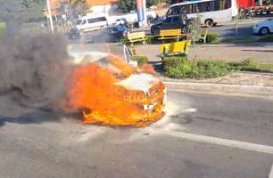 Carro pega fogo em cruzamento de avenida no Centro de Teresina (Foto: Conecta Piauí) Carro pega fogo em cruzamento de avenida no Centro de Teresina (Foto: Conecta Piauí)