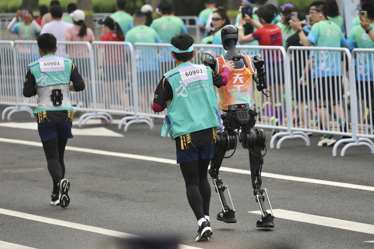 China realiza 1ª Corrida de Robôs contra Humanos; maratona durou cerca de 2 horas