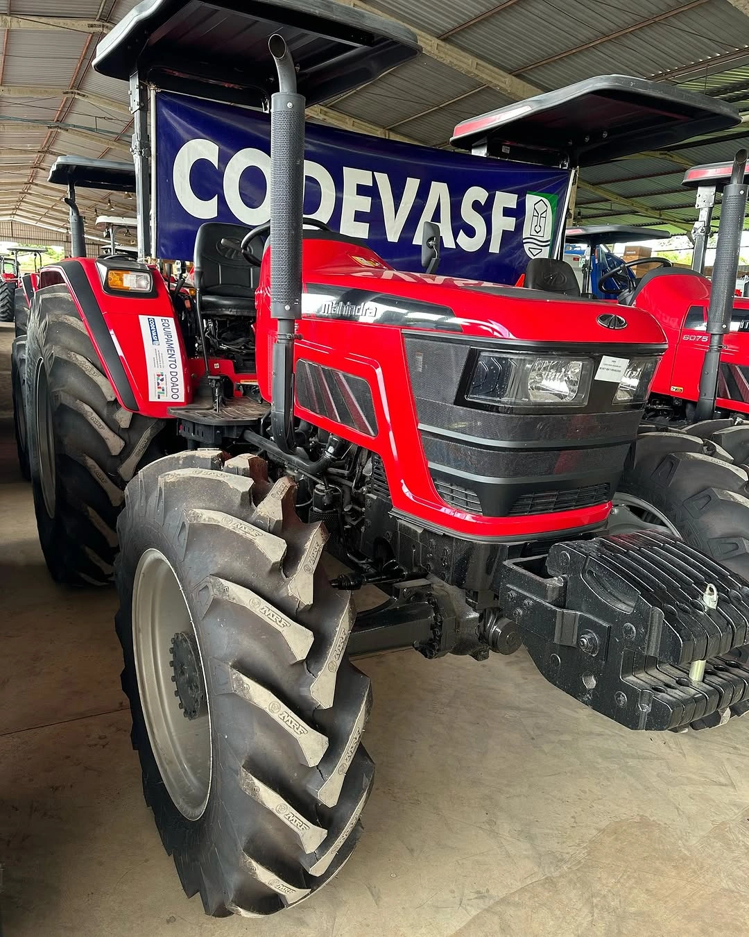 Curralinhos recebe novo trator para fortalecer agricultura familiar