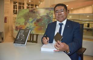 Desembargador José James Gomes Pereira lança o livro Direito na Prática no Sesc Cajuína (Foto: Magal/Conecta Piauí) Desembargador José James Gomes Pereira lança o livro Direito na Prática no Sesc Cajuína (Foto: Magal/Conecta Piauí)
