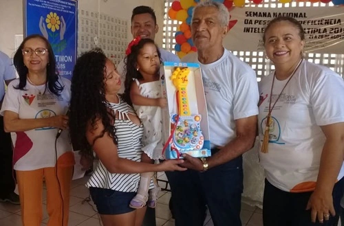 Dona Marineuda (de óculos ) ao lado do marido, Major Marques e da ex-diretora do CAIS, Mazé da Saúde, em uma das ações da APAE de Timon.