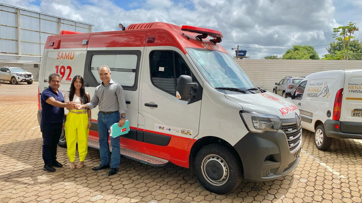 Equipe de São João do Arraial recebe ambulância do SAMU em Brasília