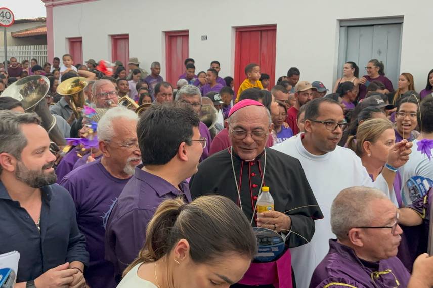Governador participa da Procissão do Bom Jesus dos Passos com fiéis em Oeiras Governador participa da Procissão do Bom Jesus dos Passos com fiéis em Oeiras