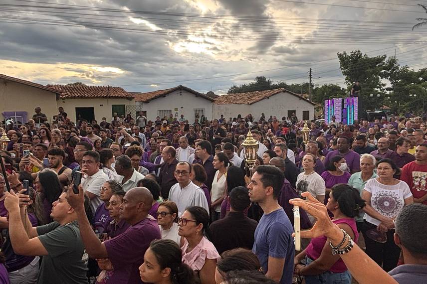 Governador participa da Procissão do Bom Jesus dos Passos com fiéis em Oeiras Governador participa da Procissão do Bom Jesus dos Passos com fiéis em Oeiras