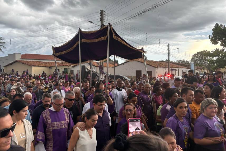 Governador participa da Procissão do Bom Jesus dos Passos com fiéis em Oeiras Governador participa da Procissão do Bom Jesus dos Passos com fiéis em Oeiras
