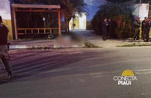 Homem é assassinado com vários tiros próximo ao CRAS da zona Sul de Teresina (Foto: Repórter 12/Conecta Piauí) Homem é assassinado com vários tiros próximo ao CRAS da zona Sul de Teresina (Foto: Repórter 12/Conecta Piauí)