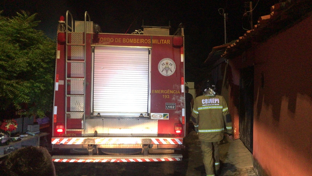 Incêndio de grandes proporções destrói casa na Zona Norte de Teresina