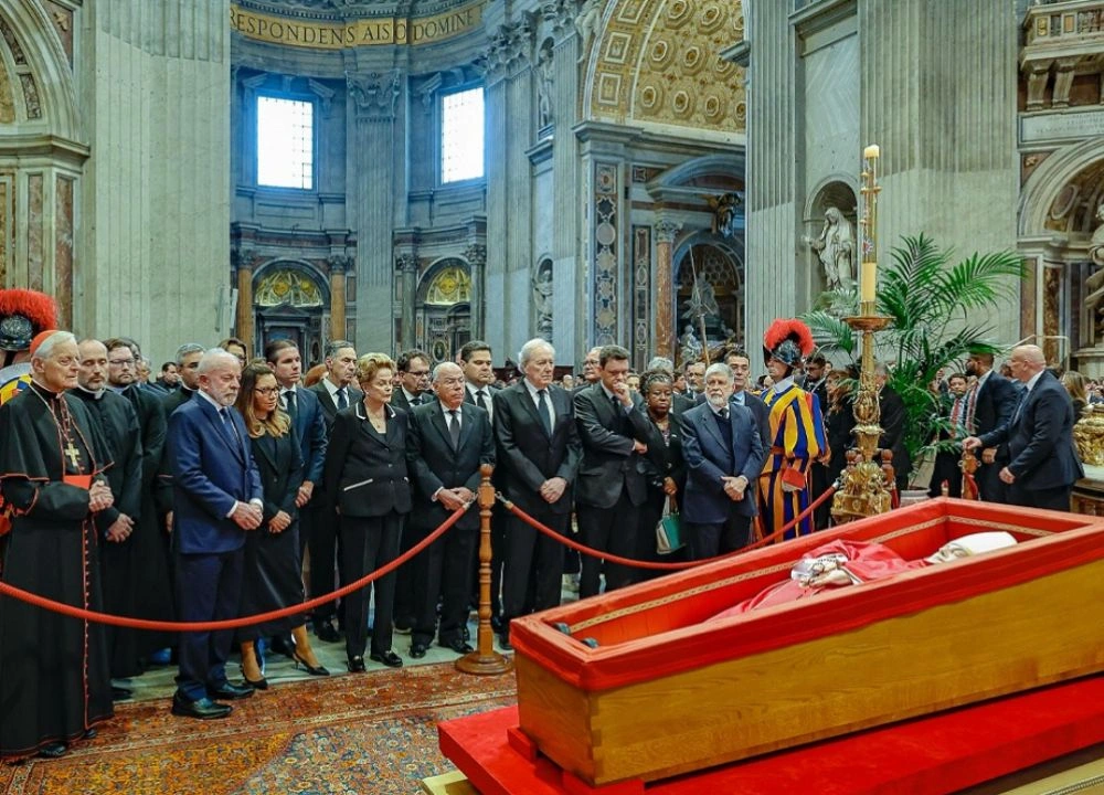 Lula desembarca em Roma com comitiva para último adeus ao Papa Francisco