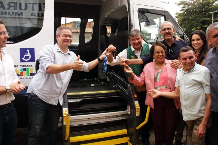 Ministro Wellington Dias entrega van à SEMDES e reforça estrutura em Timon