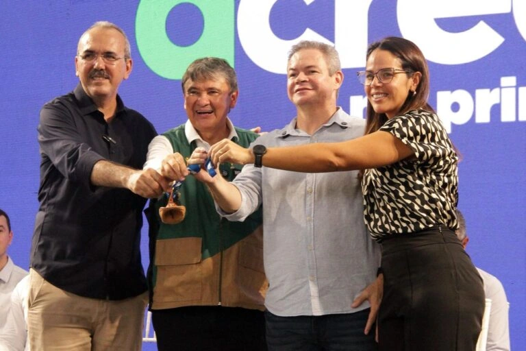 Ministro Wellington Dias entrega van à SEMDES e reforça estrutura em Timon