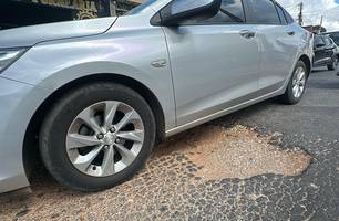 Moradores reclamam de 'cratera' aberta na av. Barão de Castelo Branco, em Teresina (Foto: Conecta Piauí) Moradores reclamam de 'cratera' aberta na av. Barão de Castelo Branco, em Teresina (Foto: Conecta Piauí)