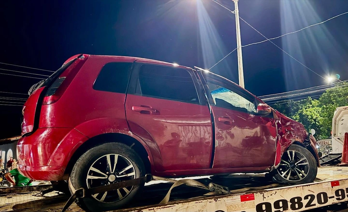 Motorista fica gravemente ferido após colidir e capotar carro em Água Branca