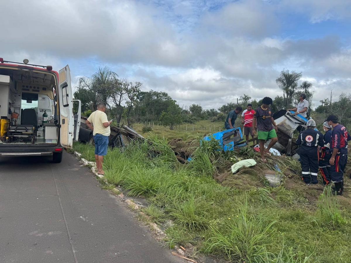 Motorista morre após caminhão tombar e carga esmagar cabine em Campo Maior