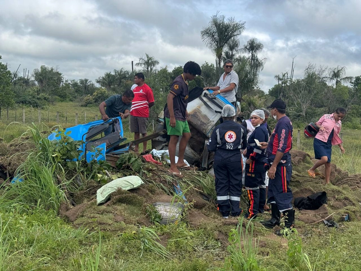 Motorista morre após caminhão tombar e carga esmagar cabine em Campo Maior