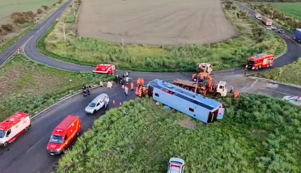 Ônibus tomba e deixa 11 mortos e 36 feridos em Minas Gerais