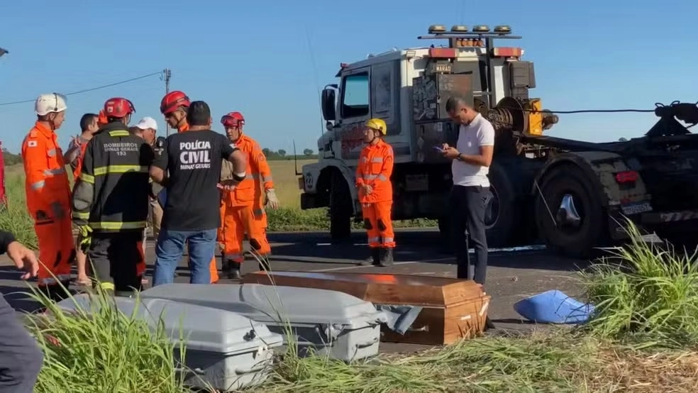 Ônibus tomba e deixa 11 mortos e 36 feridos em Minas Gerais