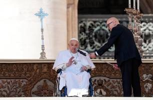 Papa faz primeira aparição após voltar ao Vaticano e fala com multidão (Foto: Remo Casilli/ Reuters)
