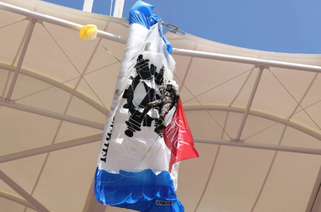 Paraquedista fica preso em cobertura de estádio
