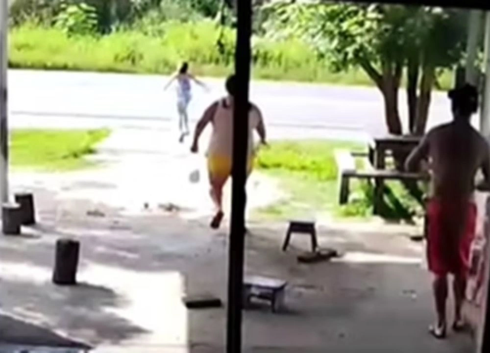 Por pouco! Mãe corre e impede que filha autista fosse atropelada por carreta no PA