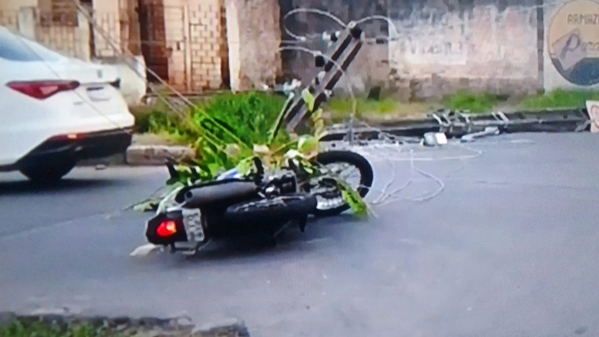 Poste cai e interdita avenida na zona Sul de Teresina; motociclista se acidentou