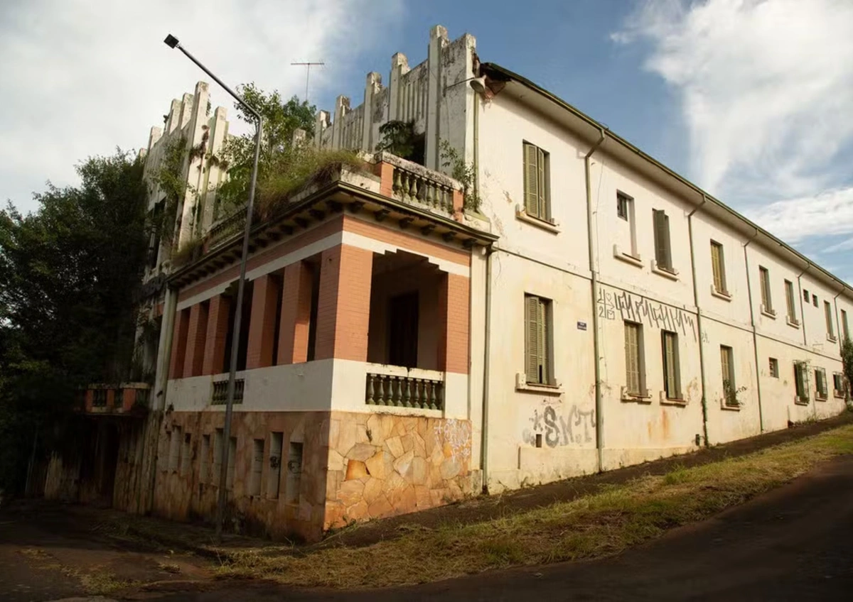 Prédio abandonado, coberto por mato