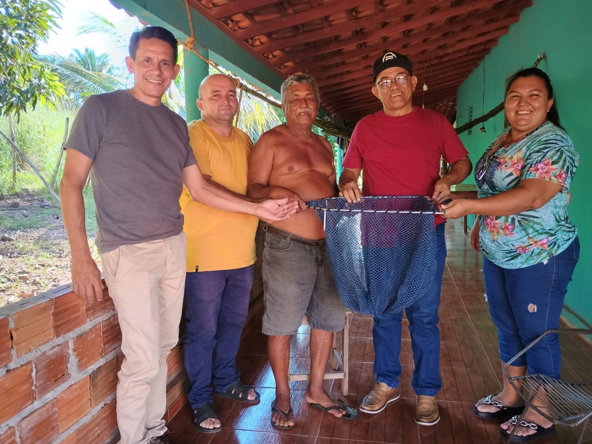 Prefeito Abdoral Melo entrega armadilhas de peixes em São João do Arraial