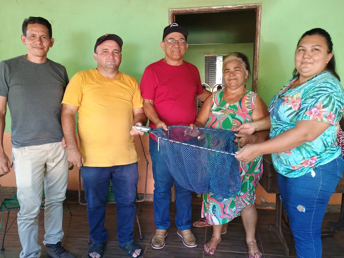 Prefeito Abdoral Melo entrega armadilhas de peixes em São João do Arraial