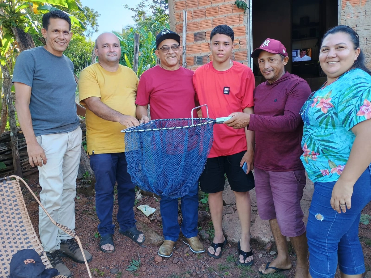Prefeito Abdoral Melo entrega armadilhas de peixes em São João do Arraial