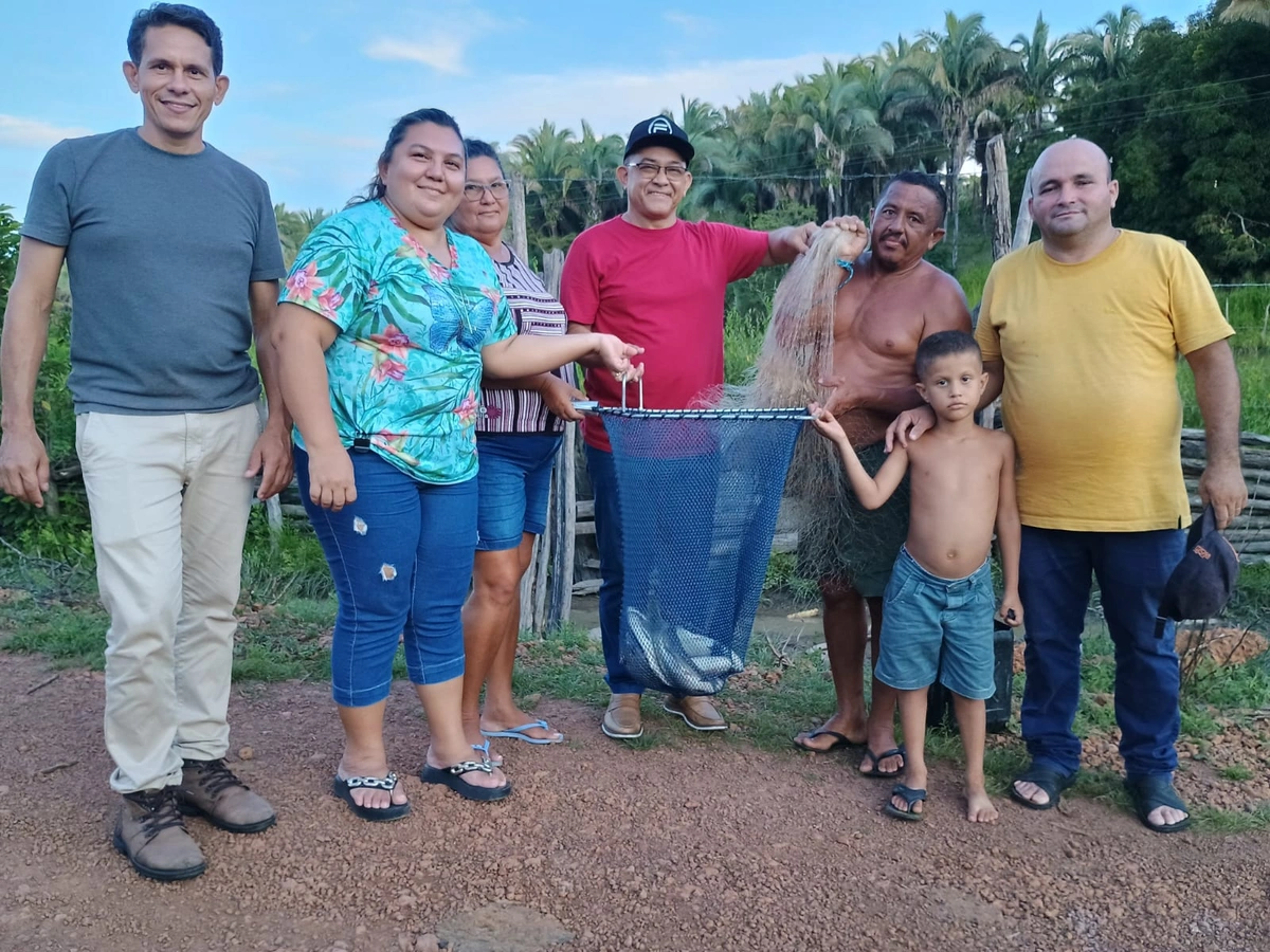 Prefeito Abdoral Melo entrega armadilhas de peixes em São João do Arraial