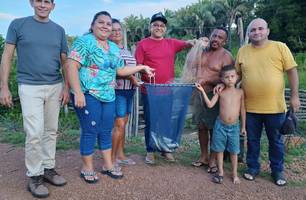 Prefeito Abdoral Melo entrega armadilhas de peixes em São João do Arraial (Foto: Reprodução) Prefeito Abdoral Melo entrega armadilhas de peixes em São João do Arraial (Foto: Reprodução)
