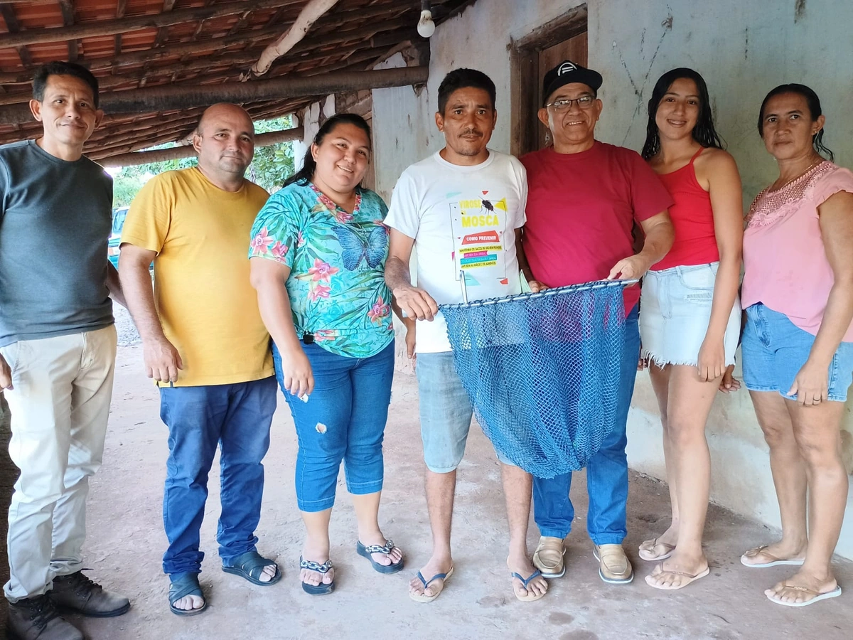 Prefeito Abdoral Melo entrega armadilhas de peixes em São João do Arraial