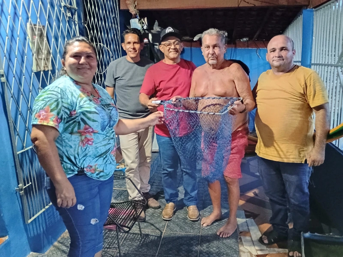 Prefeito Abdoral Melo entrega armadilhas de peixes em São João do Arraial