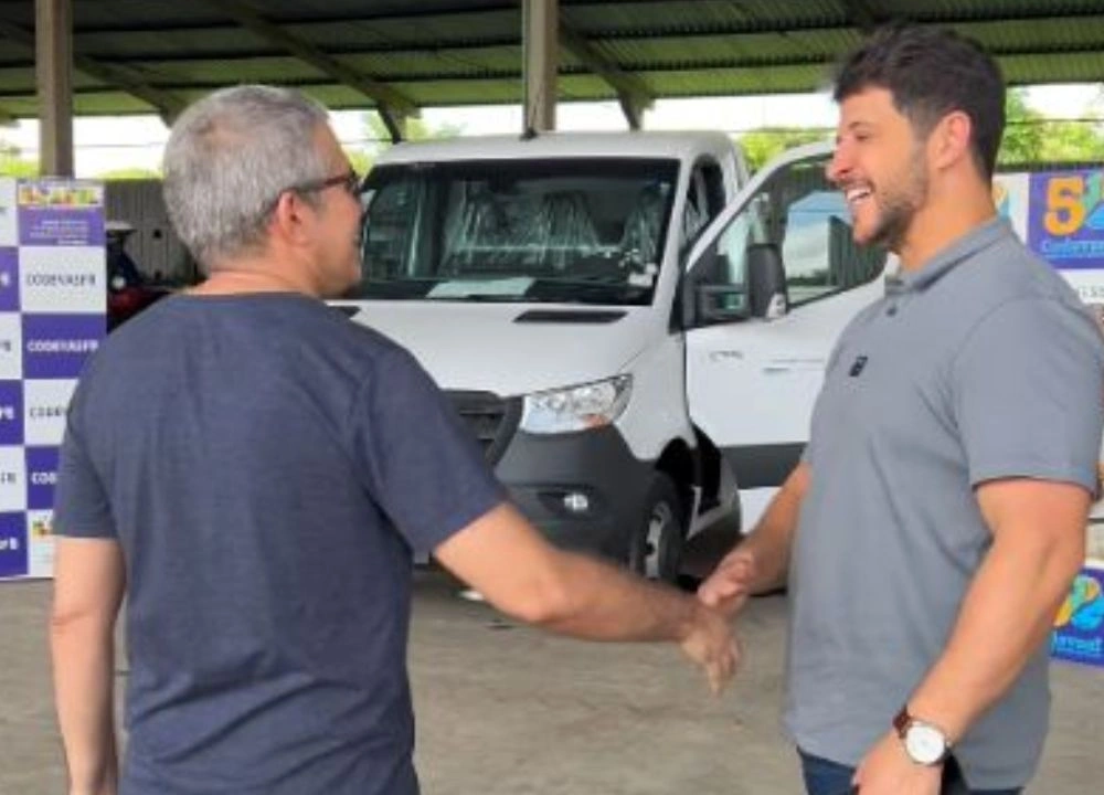 Prefeito de Hugo Napoleão recebe caminhão 0 km para reforço dos serviços públicos