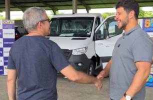 Prefeito de Hugo Napoleão recebe caminhão 0 km para reforço dos serviços públicos (Foto: Reprodução) Prefeito de Hugo Napoleão recebe caminhão 0 km para reforço dos serviços públicos (Foto: Reprodução)