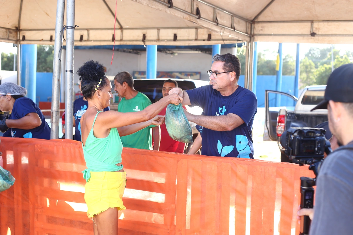 Prefeito Júnior Carvalho realiza tradicional entrega de peixes em Demerval Lobão
