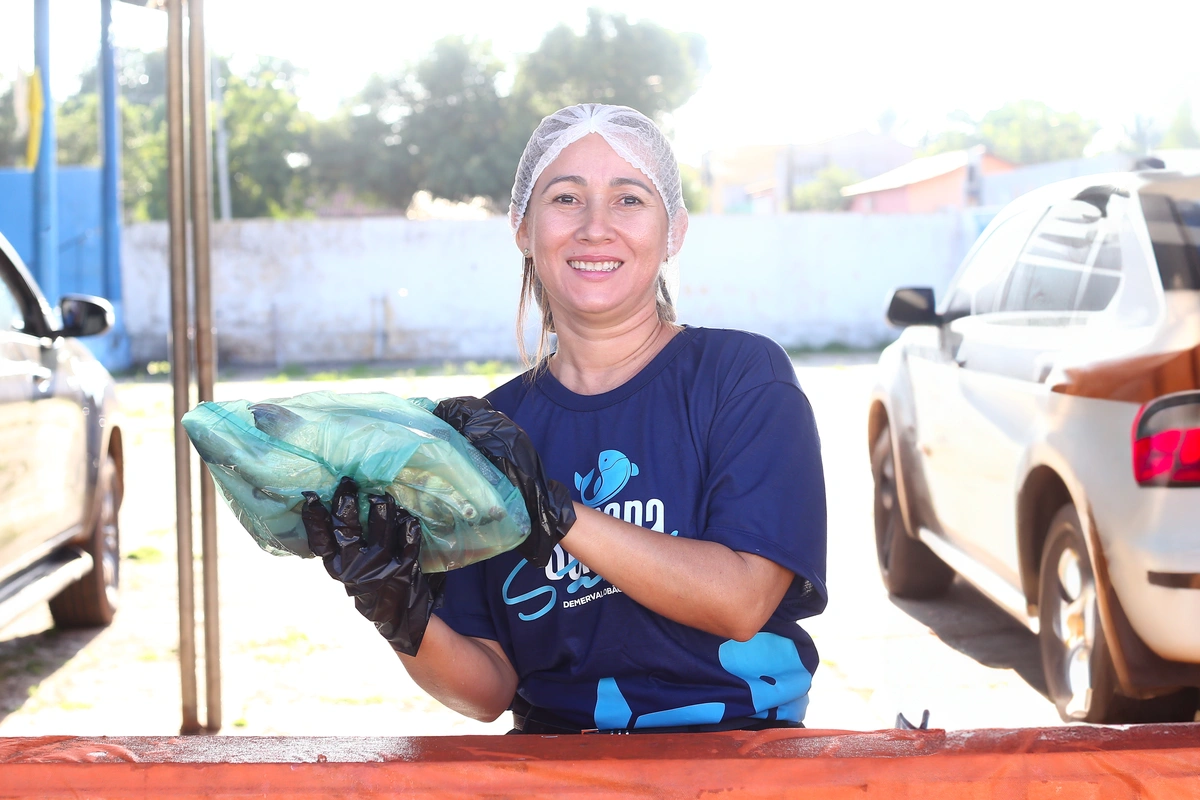 Prefeito Júnior Carvalho realiza tradicional entrega de peixes em Demerval Lobão