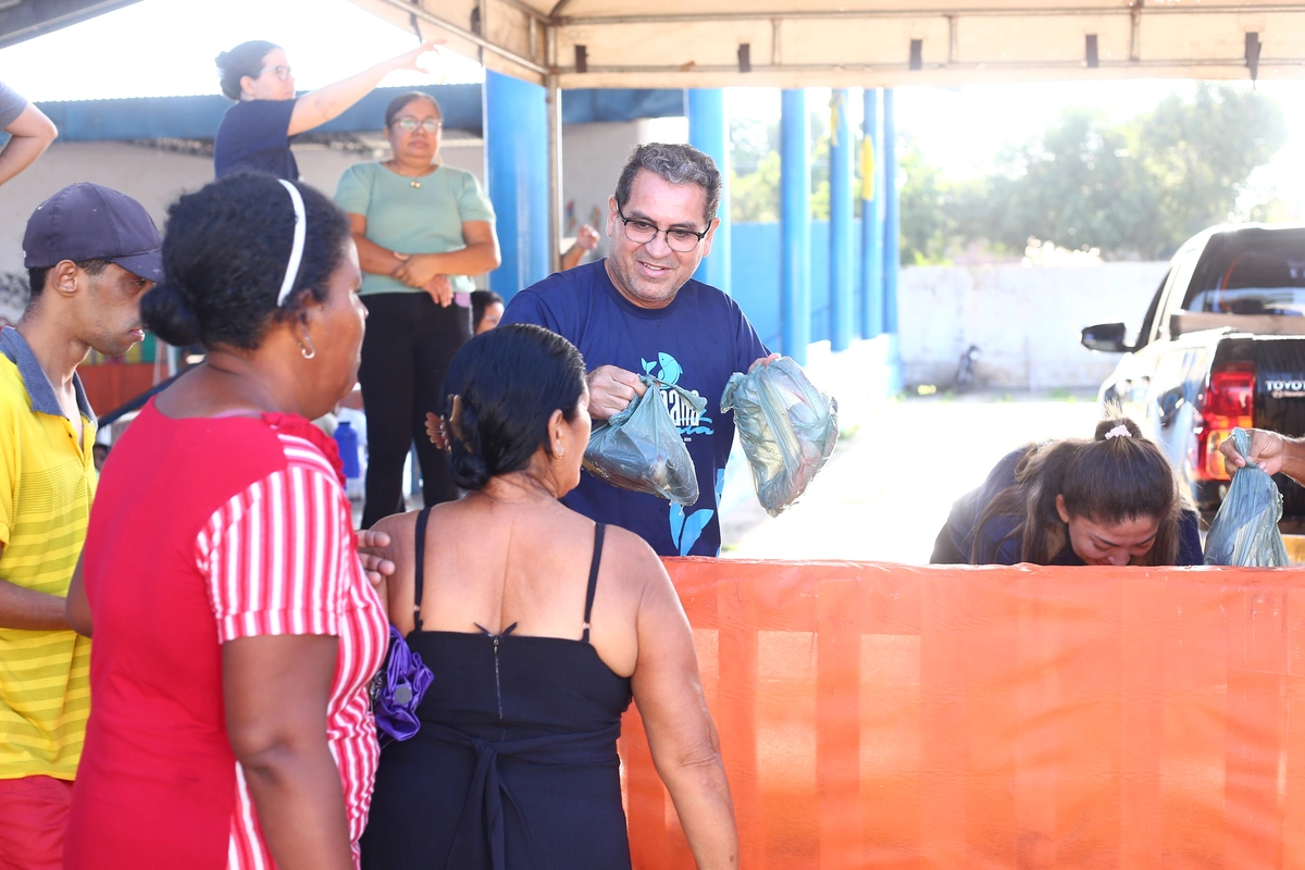 Prefeito Júnior Carvalho realiza tradicional entrega de peixes em Demerval Lobão