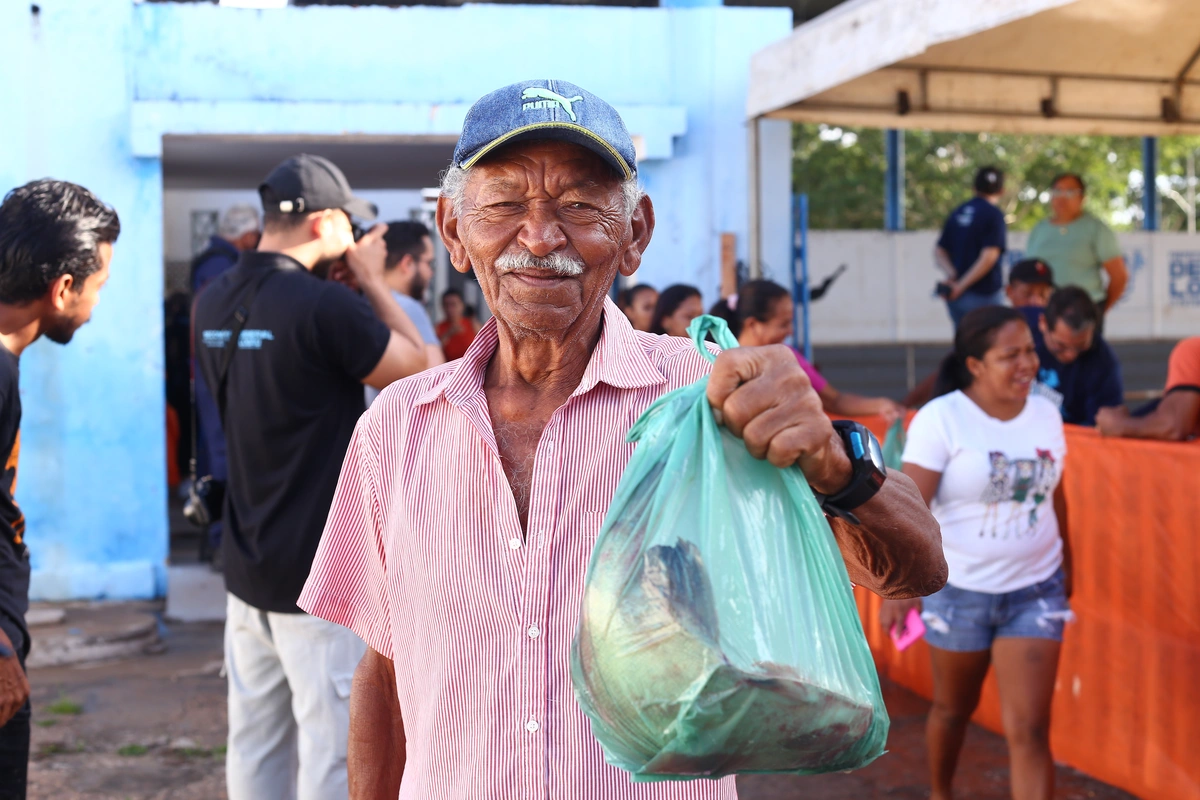 Prefeito Júnior Carvalho realiza tradicional entrega de peixes em Demerval Lobão