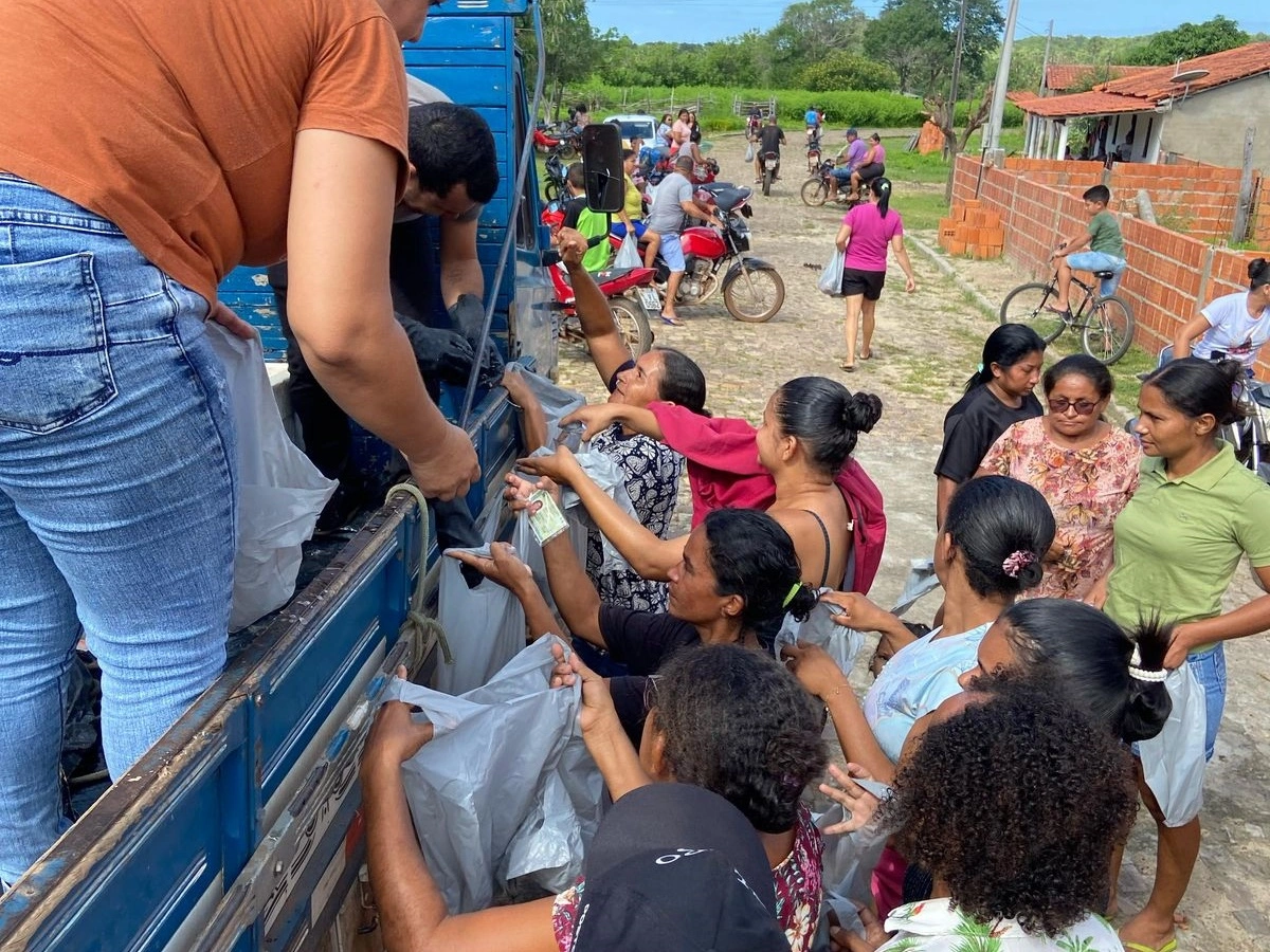 Prefeito Magnum Cardoso garante ceia de Semana Santa para 2 mil famílias em Caxingó