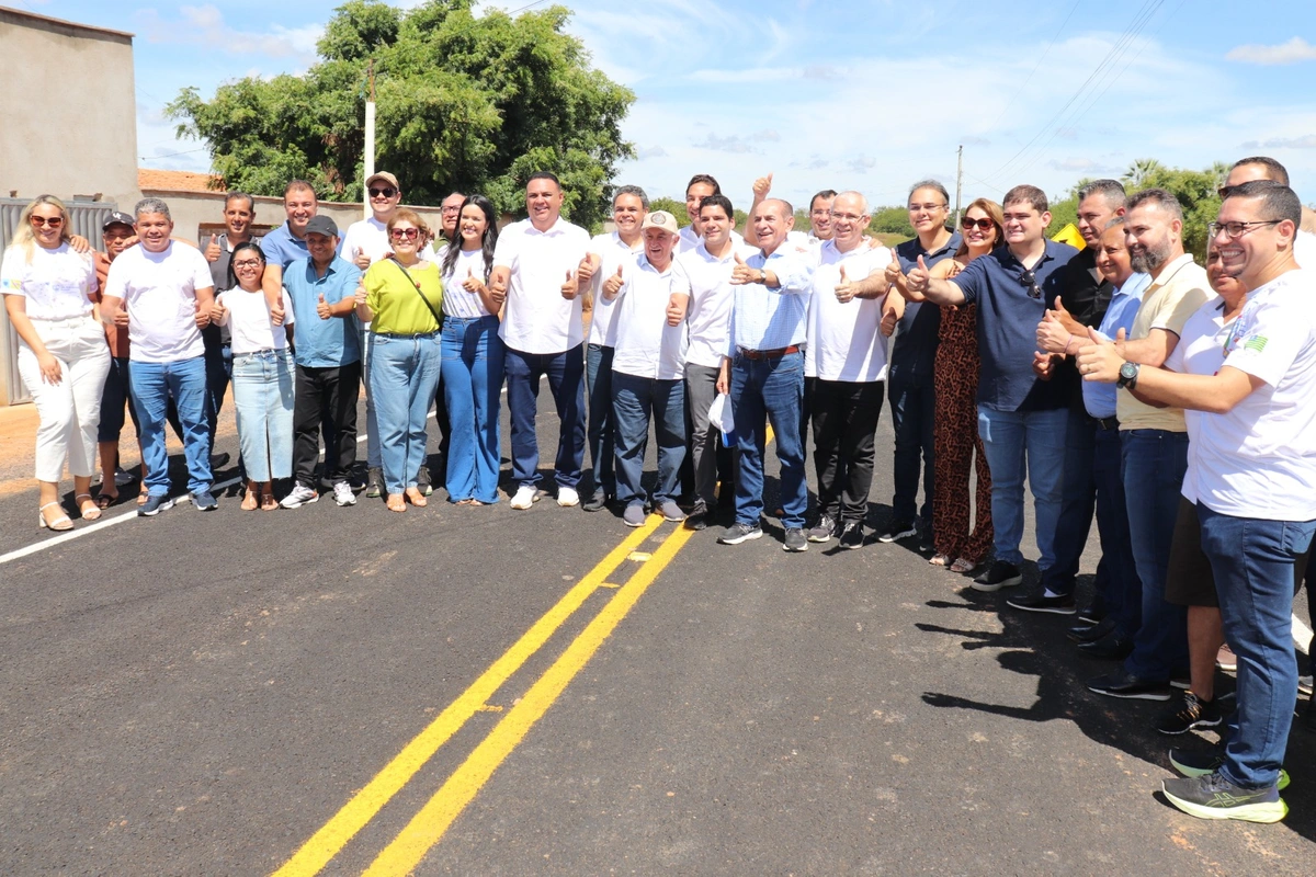 Prefeito Rogério Castro inaugura obra de asfaltamento da estrada do São Vitor em São Raimundo Nonato