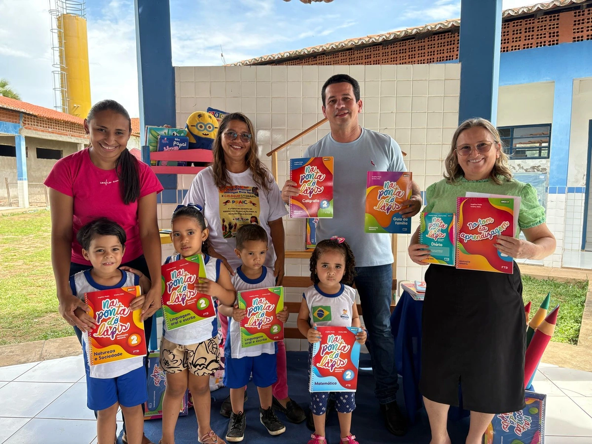 Prefeitura de Caxingó realiza entrega de livros infantis