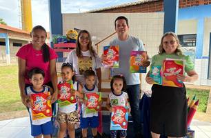 Prefeitura de Caxingó realiza entrega de livros infantis (Foto: Divulgação/ASCOM) Prefeitura de Caxingó realiza entrega de livros infantis (Foto: Divulgação/ASCOM)