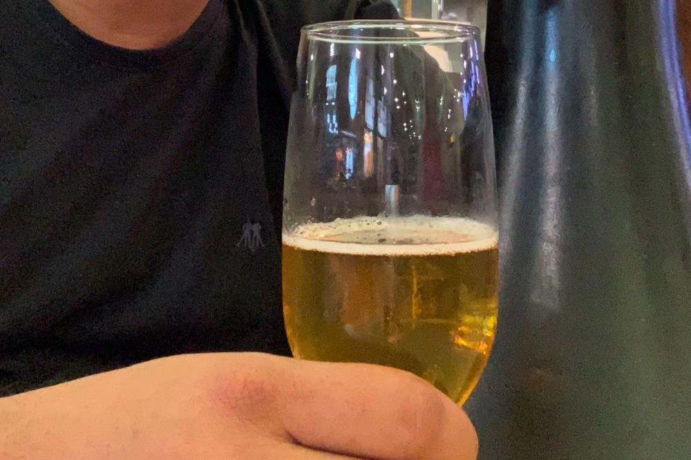 Pub de Teresina ‘contrata’ bebedor profissional e dá chopp grátis