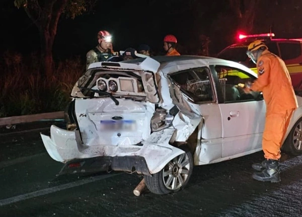 Timon : Carro colide em outro após motorista tentar estacionar para urinar
