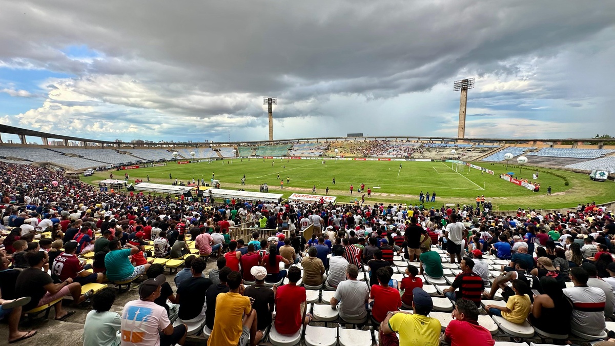 Torcida no estádio Albertão