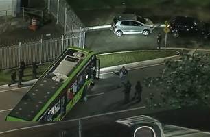 Usando uma faca, sequestrador faz motorista de ônibus refém em São Paulo (Foto: Reprodução) Usando uma faca, sequestrador faz motorista de ônibus refém em São Paulo (Foto: Reprodução)