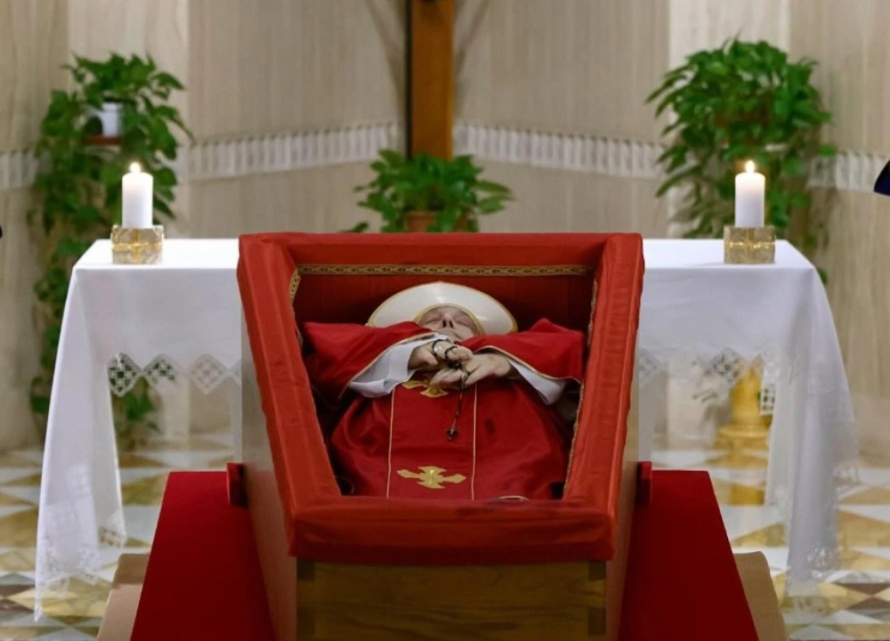 Vaticano divulga primeiras imagens do Papa Francisco em primeiros ritos fúnebres