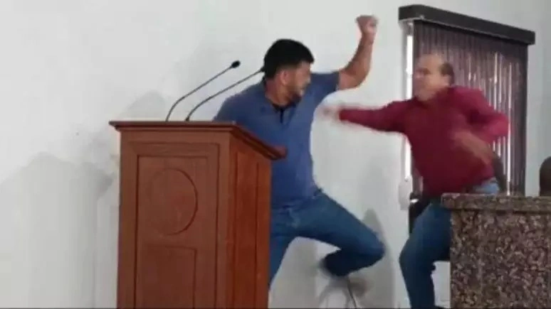 Vereadores trocam murros e pontapés durante sessão na Câmara; veja vídeo
