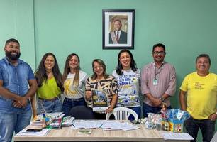 Acima o diretor  da Ciretran de Timon Raylton Costa (de barba), Professora Sueli Mendes (centro da foto de óculos), Carla Sabóia (blusa branca), Reginaldo Sibá (de óculos e crachá) durante a reunião desta terça (20) (Foto: Reprodução) Acima o diretor  da Ciretran de Timon Raylton Costa (de barba), Professora Sueli Mendes (centro da foto de óculos), Carla Sabóia (blusa branca), Reginaldo Sibá (de óculos e crachá) durante a reunião desta terça (20) (Foto: Reprodução)