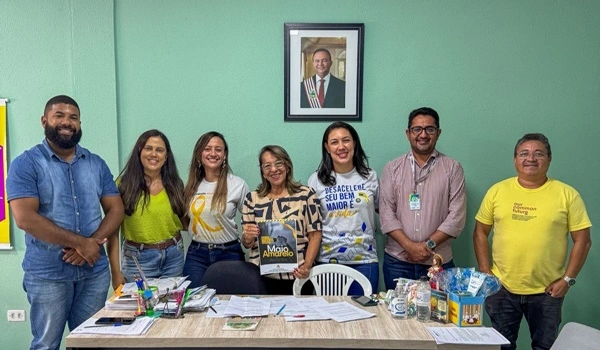 Acima o diretor  da Ciretran de Timon Raylton Costa (de barba), Professora Sueli Mendes (centro da foto de óculos), Carla Sabóia (blusa branca), Reginaldo Sibá (de óculos e crachá) durante a reunião desta terça (20)